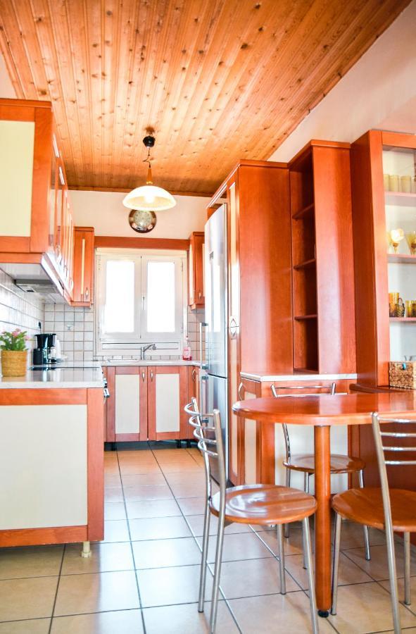 Spacious & Bright Flat With Balcony Lavrio Exterior photo