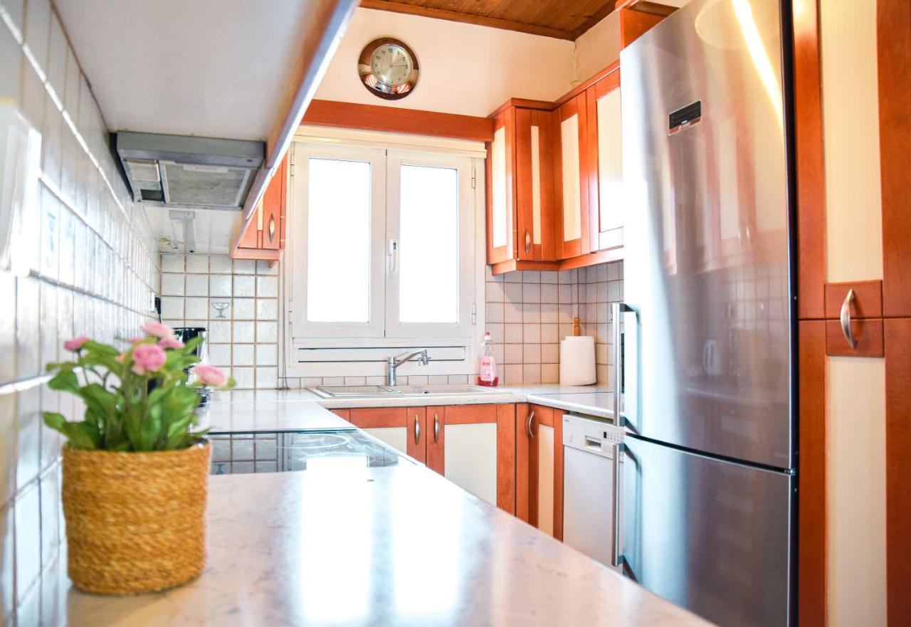 Spacious & Bright Flat With Balcony Lavrio Exterior photo
